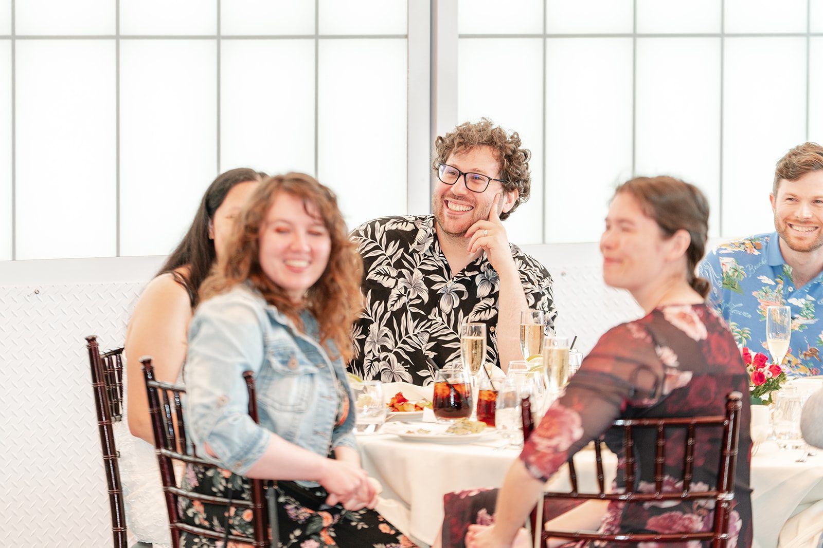scotts-seafood-grill-bar-timeless-san-francisco-libby-ethan-p011-13 Guests smiling at the reception tables at Scott's Seafood Grill & Bar