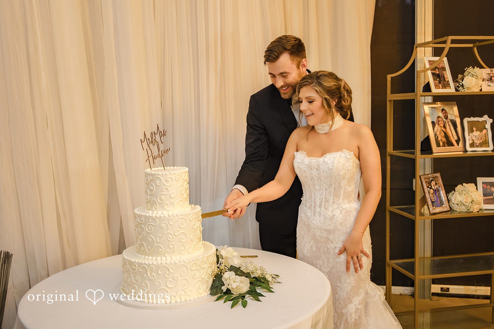 Holly + Adam Couple cutting the cake at Seven Paths Manor
