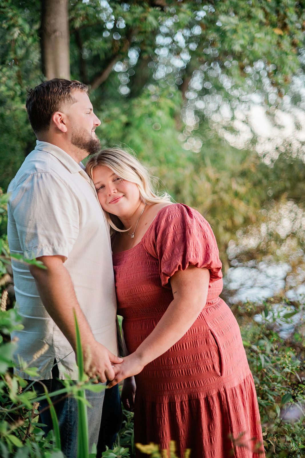 spy-pond-airy-boston-daniel-emily-p018-21 Close hug under the trees