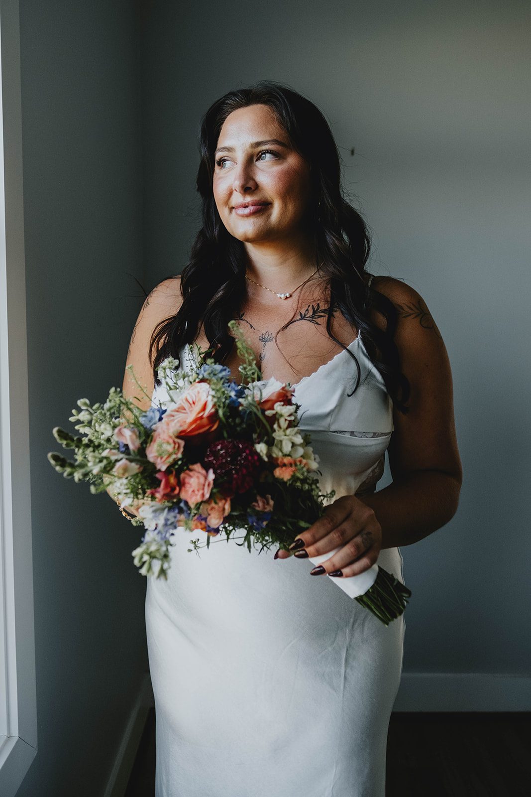 texas-backyard-rustic-austin-megan-kyle-p007-06 Bride holding her colorful bouquet