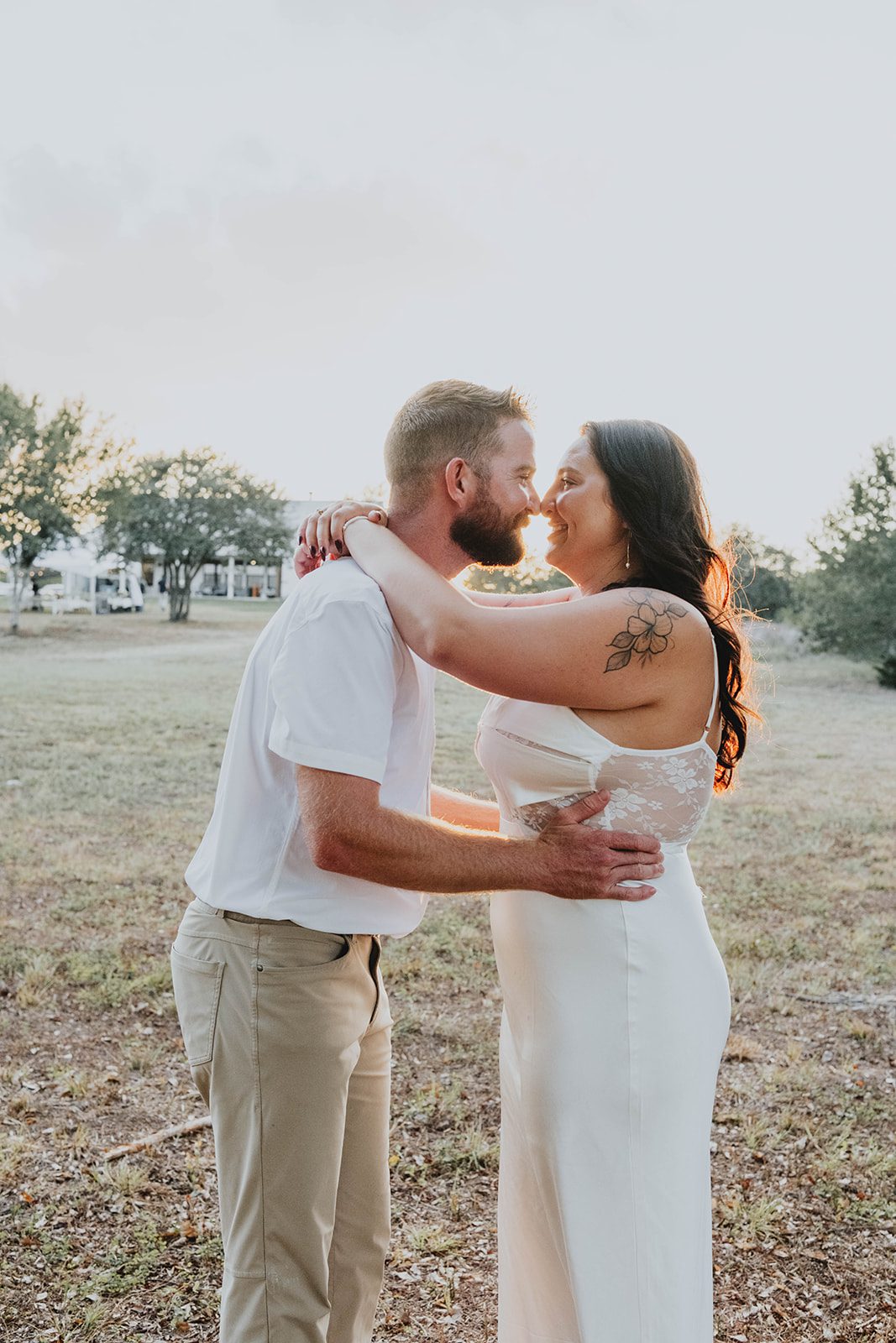 texas-backyard-rustic-austin-megan-kyle-p016-08 Couple hugging in the field