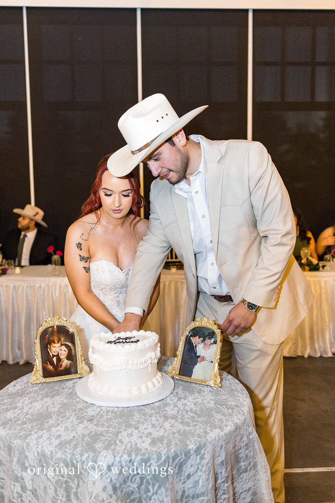 Andrea + Roberto Newlyweds cutting the wedding cake