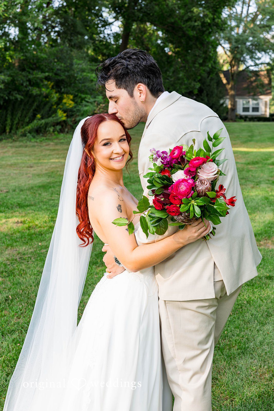 Andrea + Roberto Couple kissing with the rose bouquet