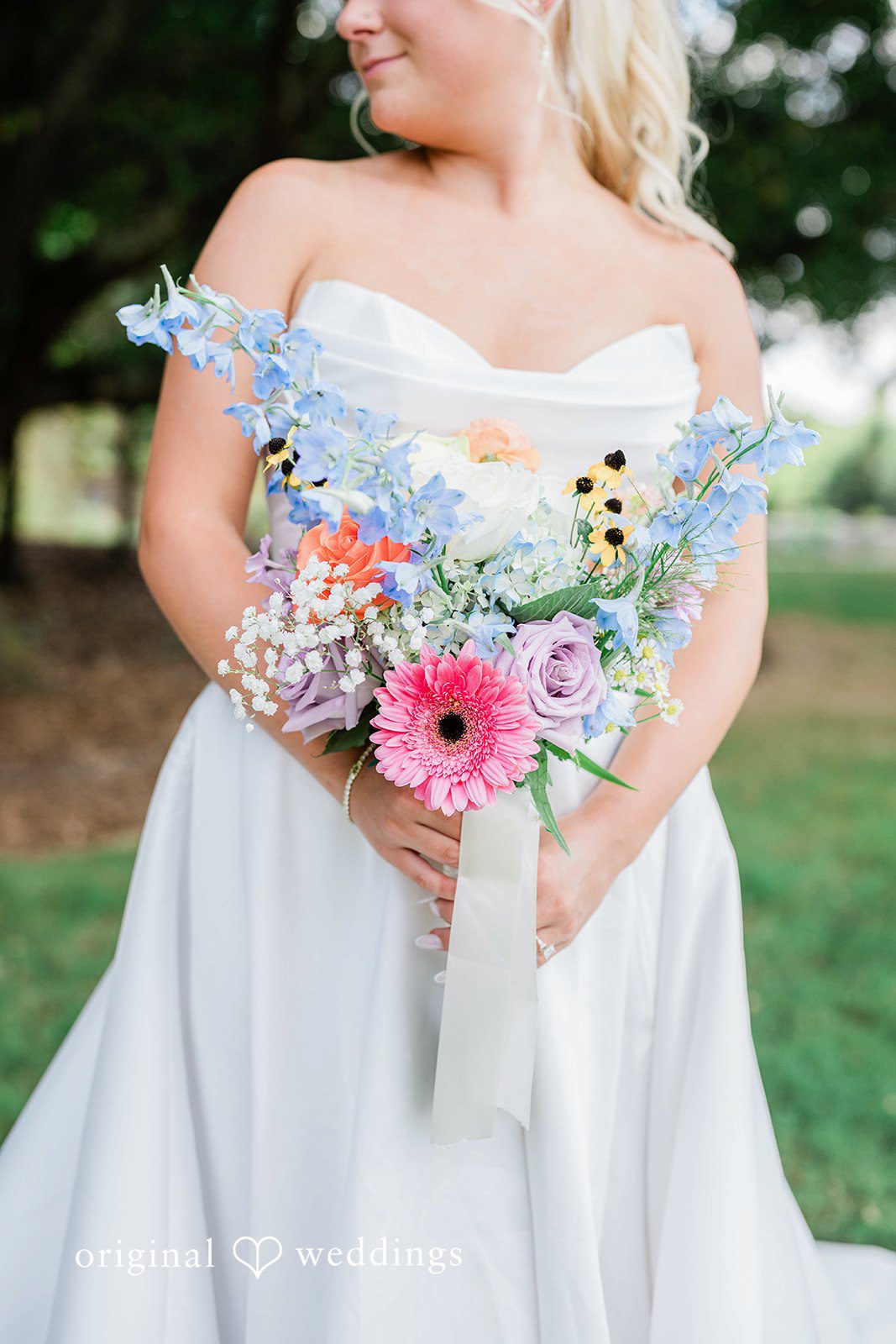 September 05, 2026 – Katey & Liam – (ID-5812) The bride carrying her huge bouquet