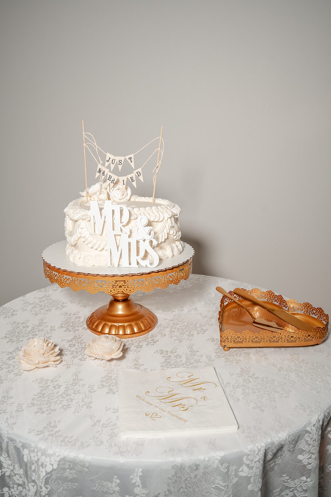 the-midway-timeless-minneapolis-sarah-drew-p002-23 Two tier wedding cake with greenery