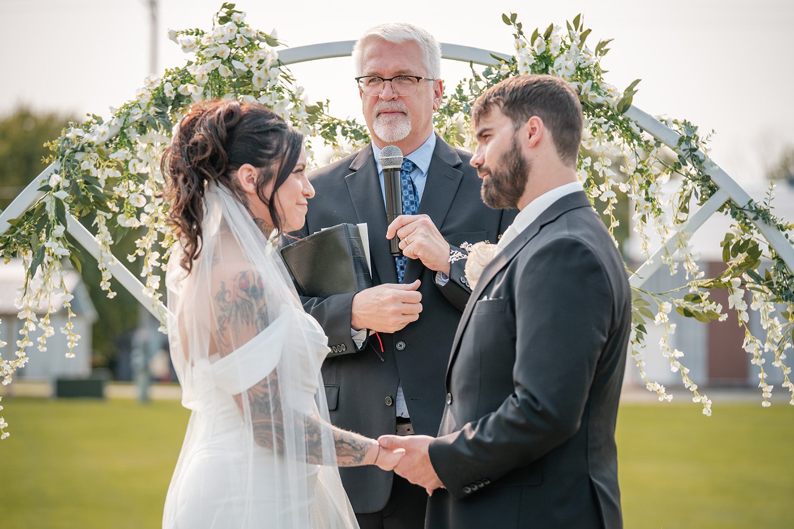 the-midway-timeless-minneapolis-sarah-drew-p021-27 Couple saying vows under the arch