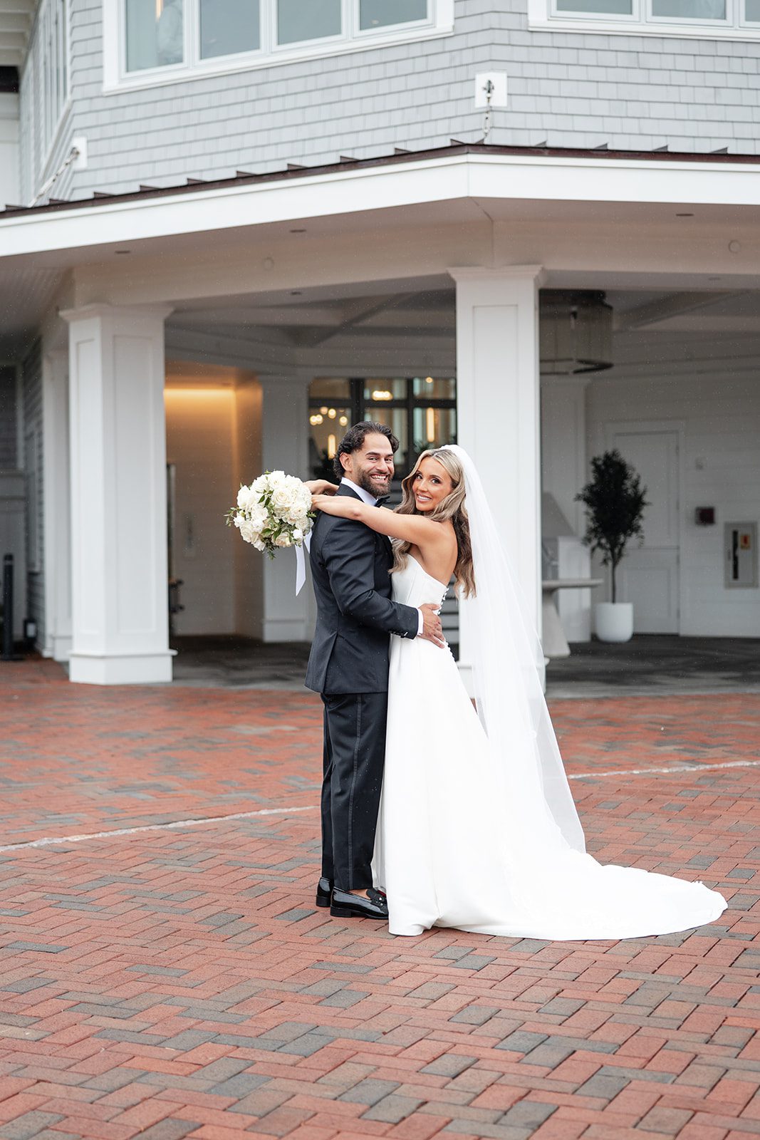 Couple at the entrance of the clubhouse