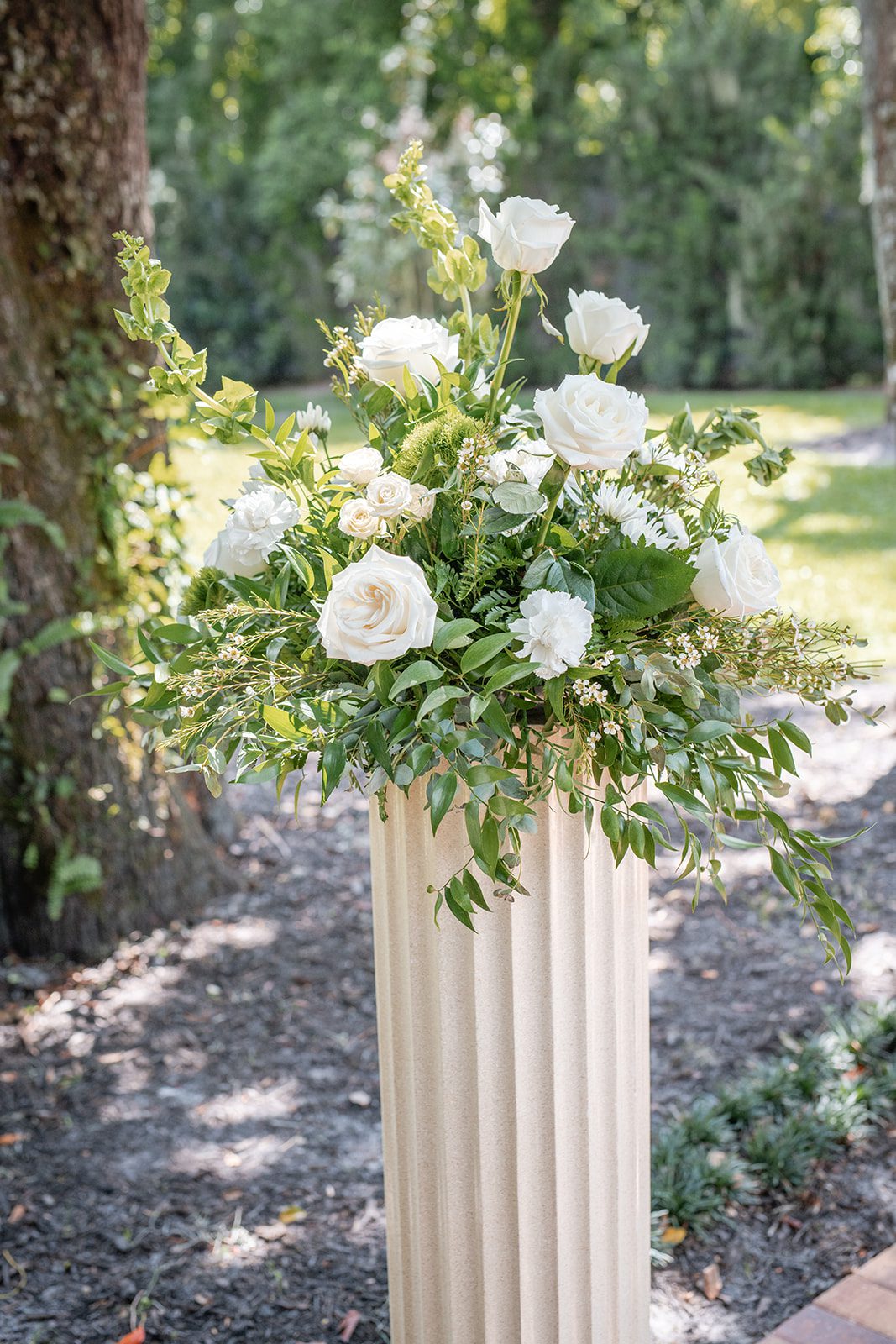 villa-festa-timeless-orlando-alondra-madison-006-12 White floral arrangement on a pedestal