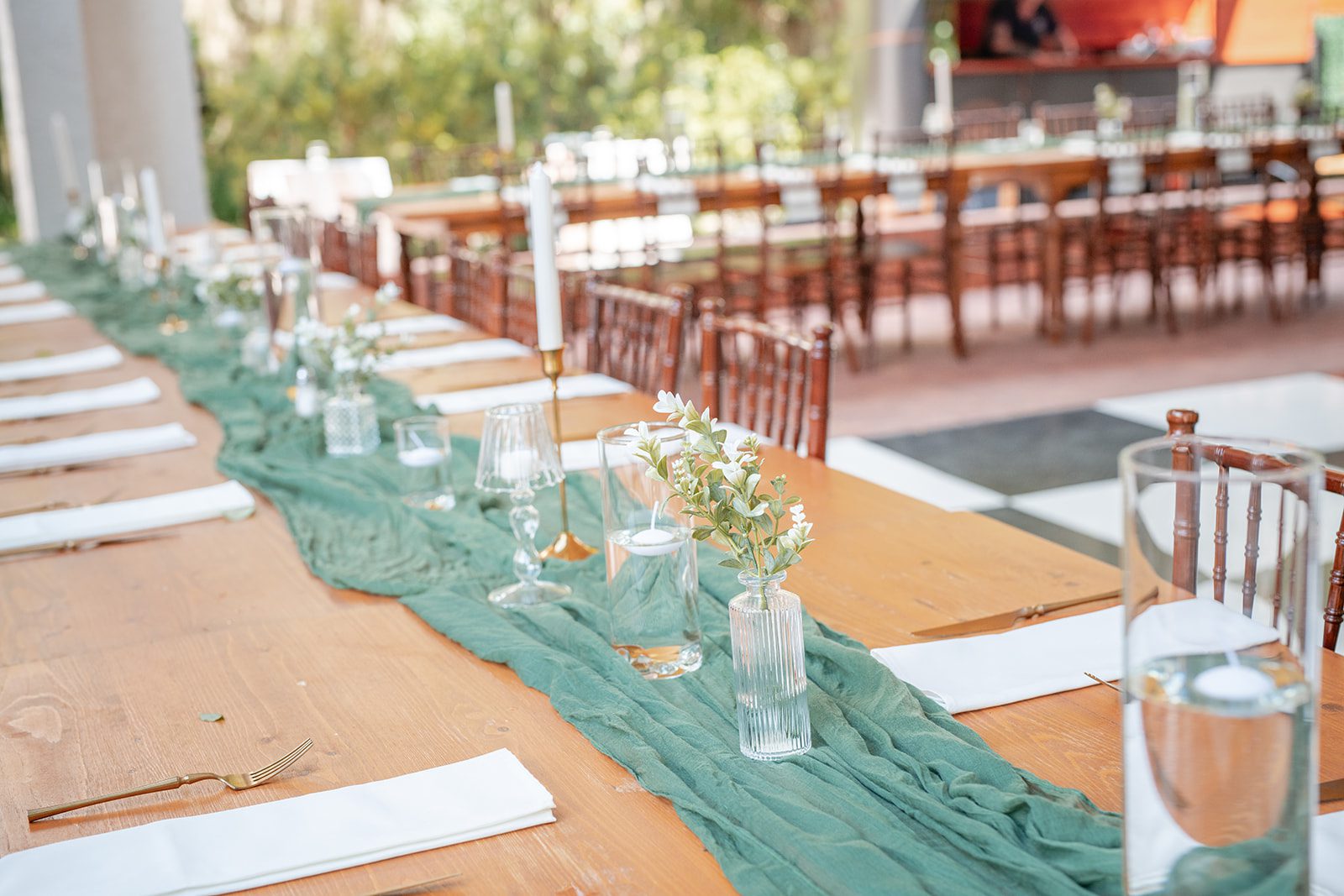 villa-festa-timeless-orlando-alondra-madison-007-02 Long reception table with sage runner at Villa Festa
