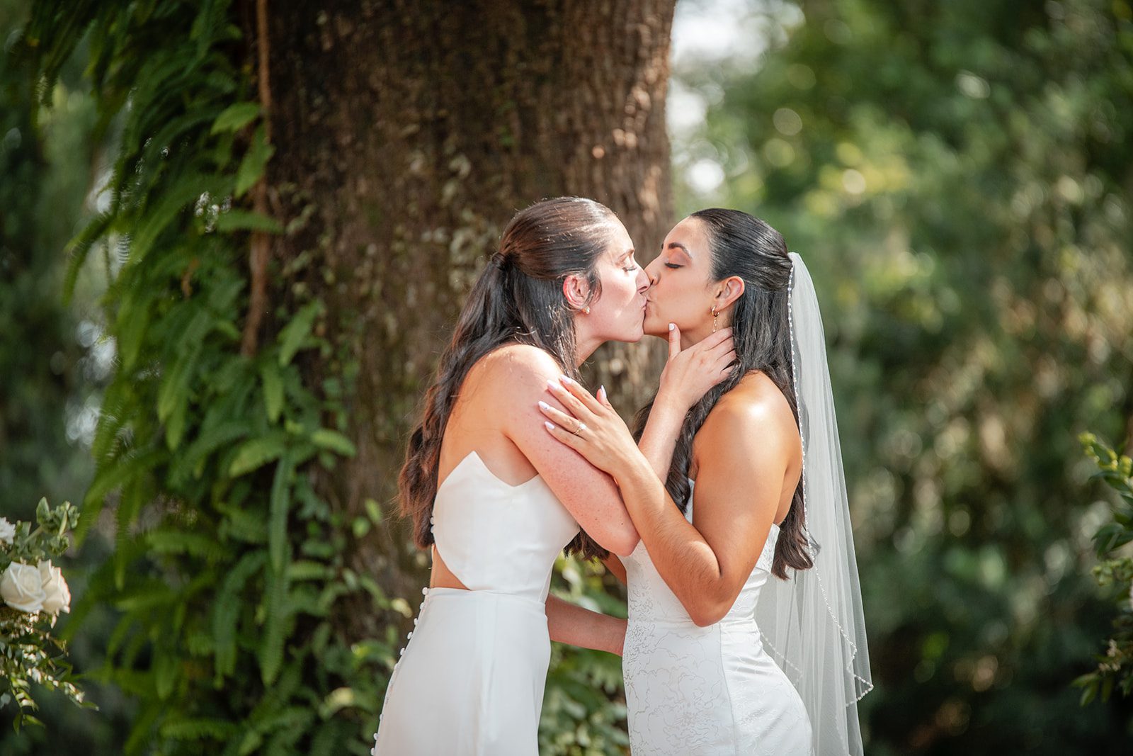villa-festa-timeless-orlando-alondra-madison-015-32 First kiss under the oak tree at Villa Festa