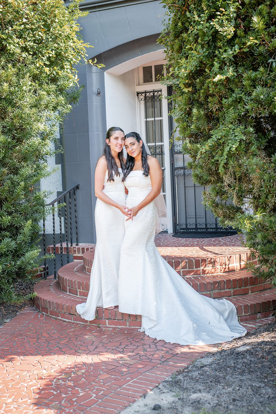 villa-festa-timeless-orlando-alondra-madison-022-18 Bride posing by the villa doorway