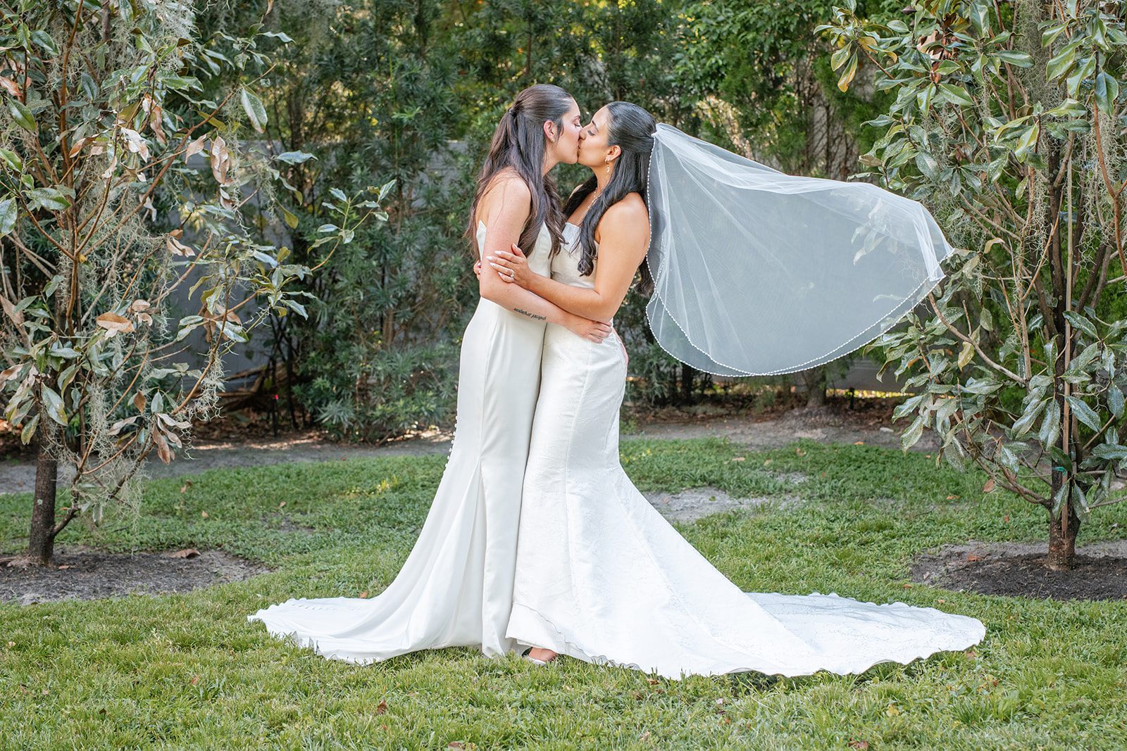 villa-festa-timeless-orlando-alondra-madison-025-19 Brides with veil flowing in the breeze