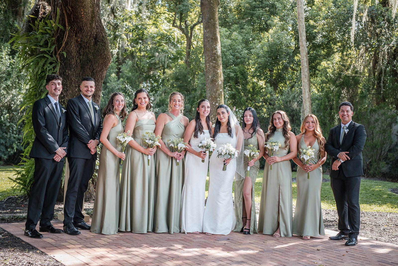 villa-festa-timeless-orlando-alondra-madison-028-24 Full wedding party under the oaks at Villa Festa
