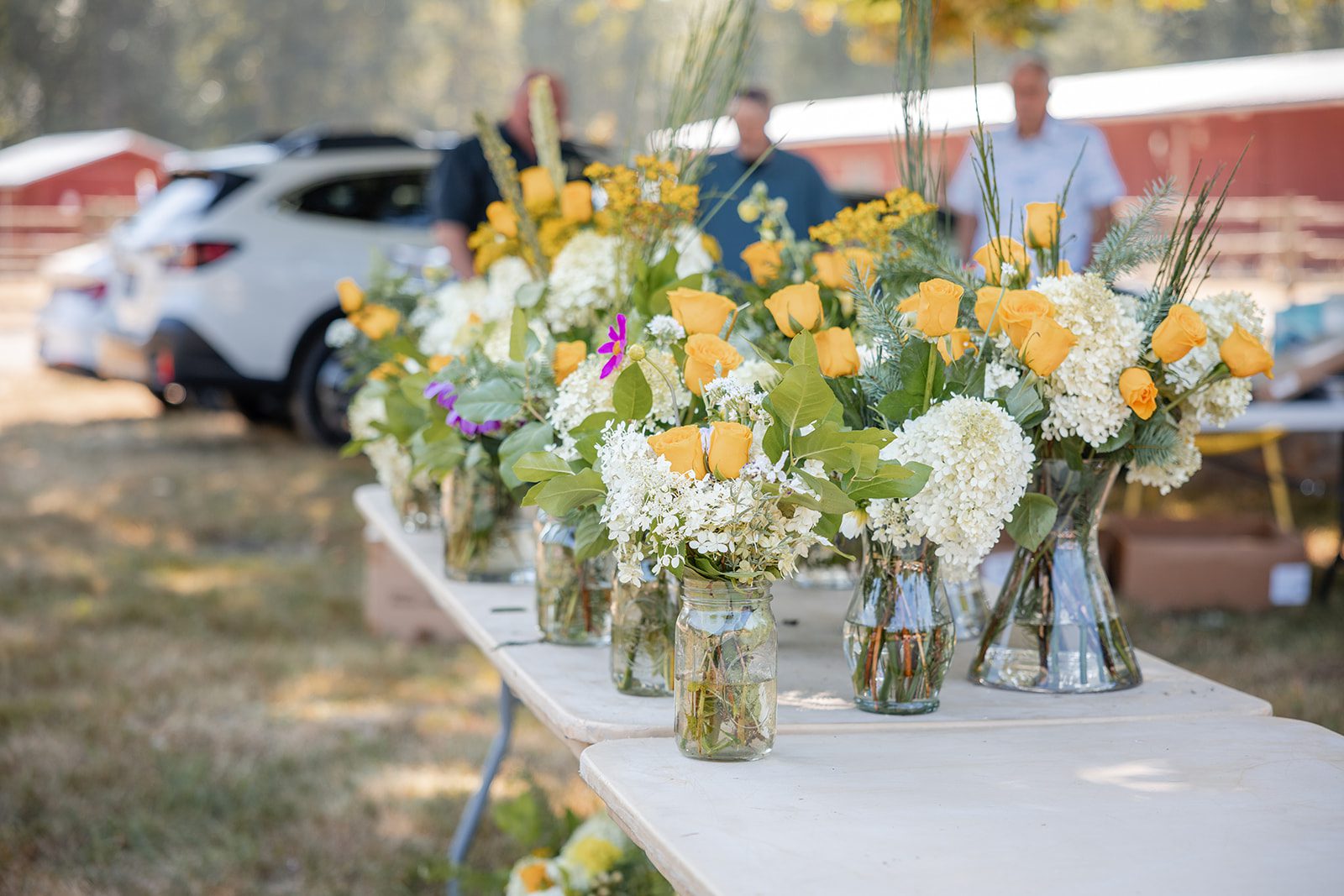 washington-backyard-timeless-seattle-beth-gunner-p003-11 Yellow and white flowers on the reception table