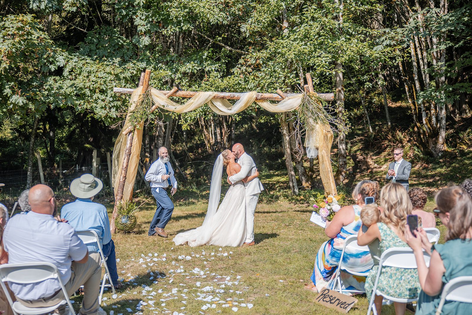washington-backyard-timeless-seattle-beth-gunner-p012-10 Couple holding hands during the ceremony