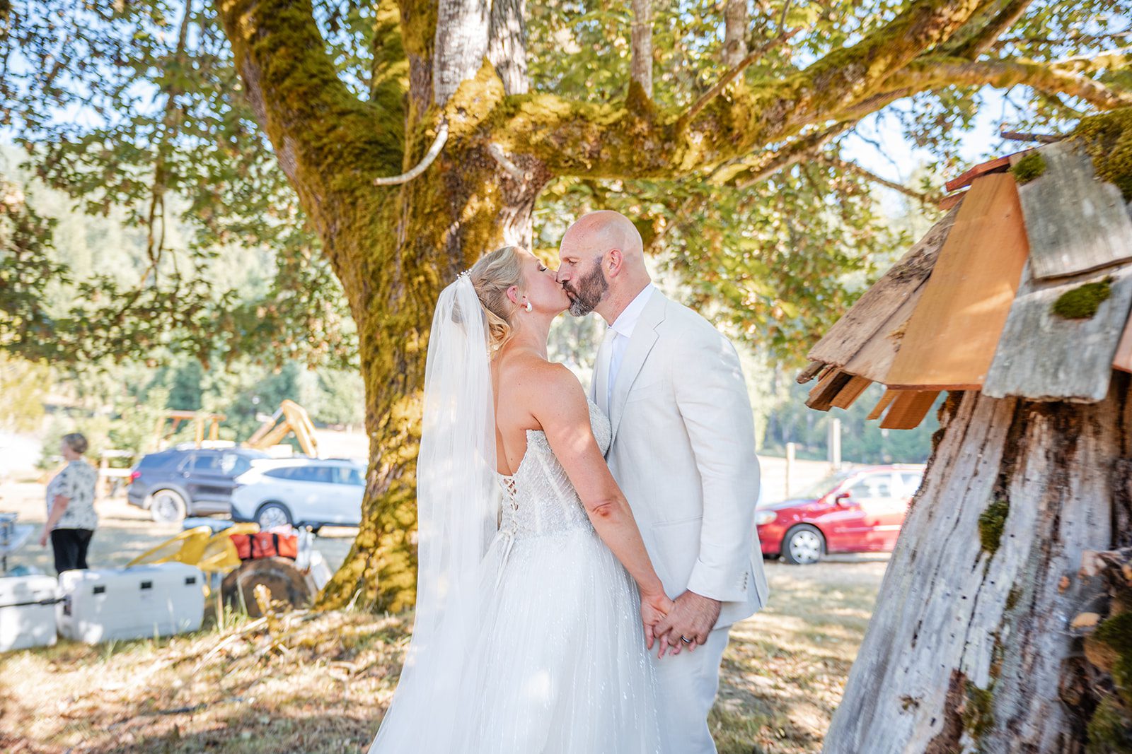 washington-backyard-timeless-seattle-beth-gunner-p020-08 Couple sharing a kiss under the trees