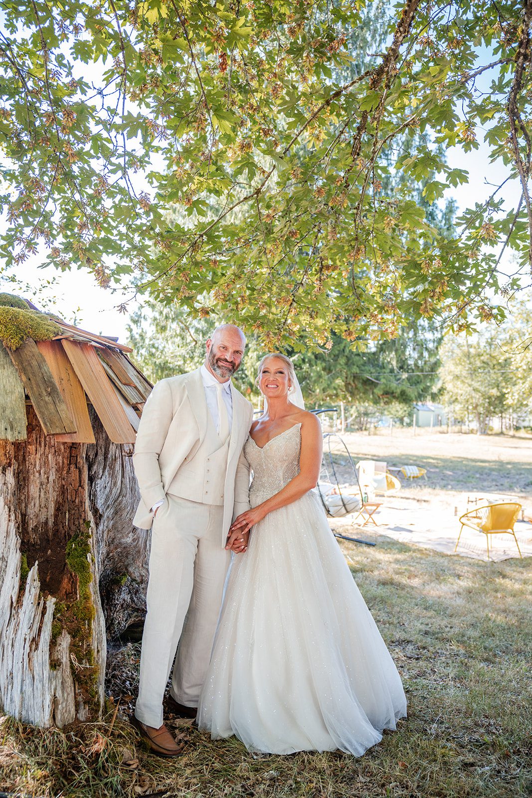 washington-backyard-timeless-seattle-beth-gunner-p023-15 Couple standing under a large tree