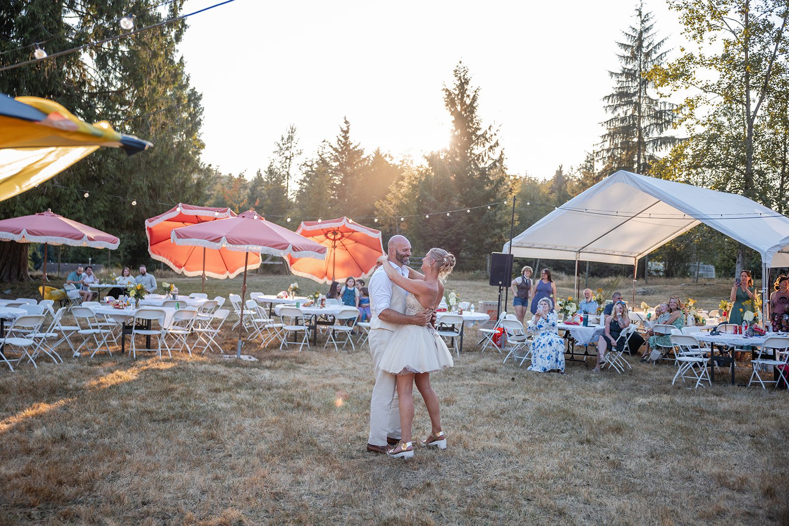 washington-backyard-timeless-seattle-beth-gunner-p025-26 Wide view of the backyard reception at a Washington backyard wedding