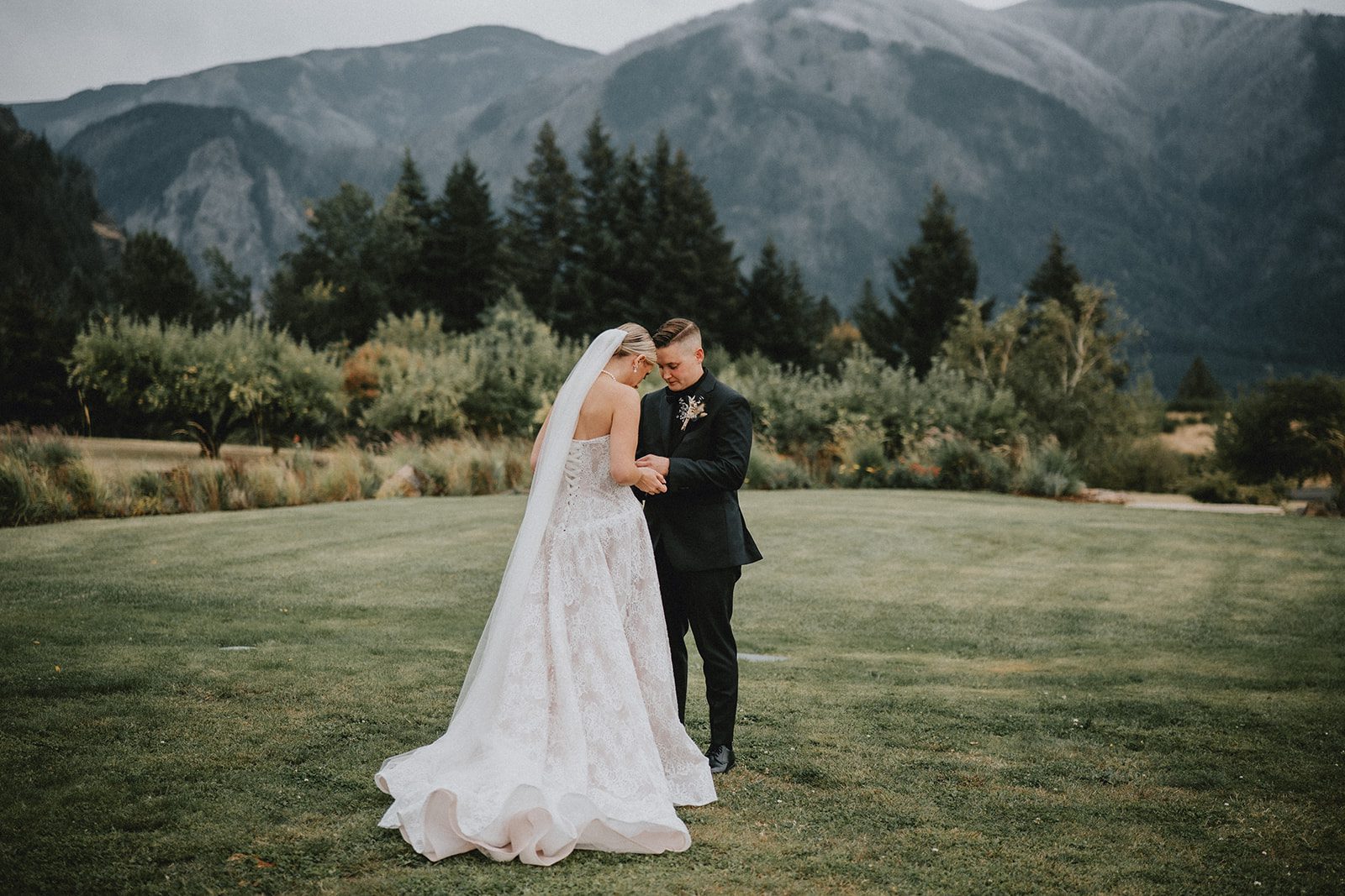 wind-mountain-ranch-rustic-portland-cj-rachel-p018-12 Couple facing each other in the meadow