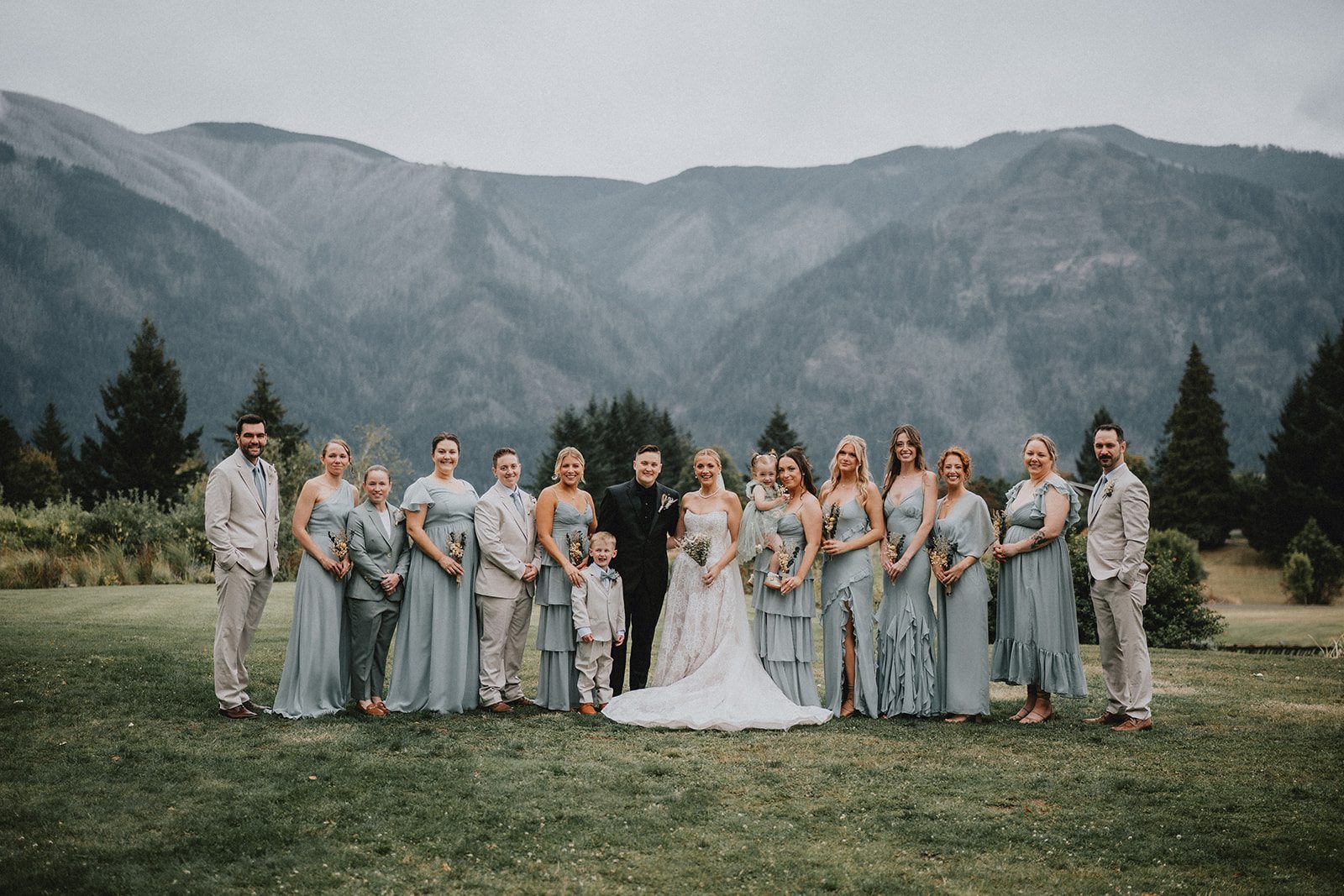wind-mountain-ranch-rustic-portland-cj-rachel-p032-04 Group photo with family and friends