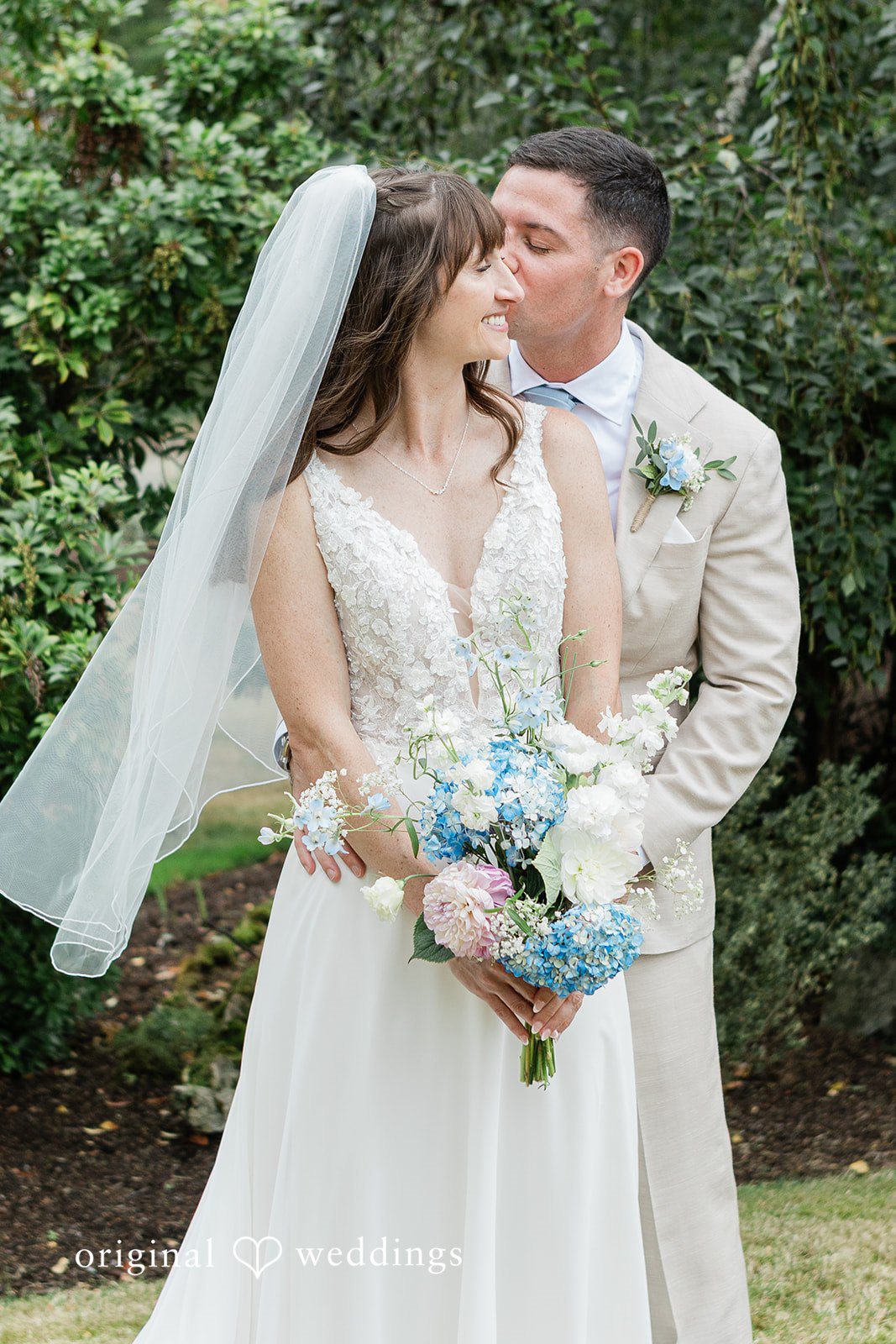 Rachel + Matt Couple kissing in front of the willow trees